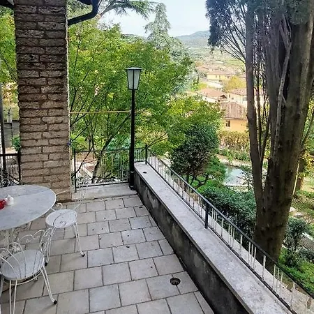 Giardino Del Lago Adiacente Ospedale